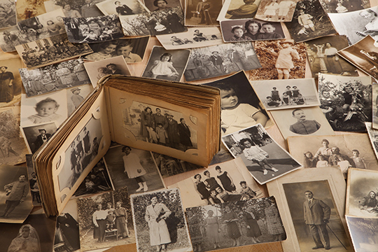 Vecchie fotografie con album fotografico