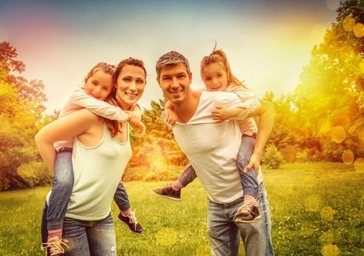 familie mit kindern huckepack