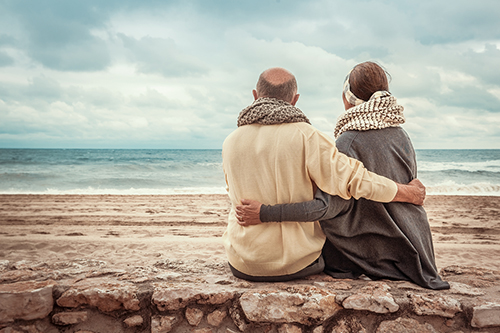 Senioren entspannen am Strand