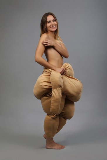 Hübsche blonde Frau im Fatsuit lacht