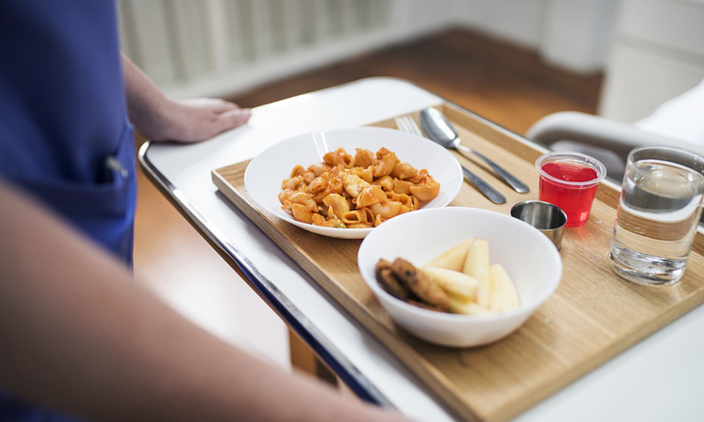 Al sufrir una quemadura, debemos tener presentes diversos cuidados para una pronta recuperación, y uno de los más importantes es la alimentación. 